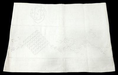 une nappe blanche ornée de motifs brodés