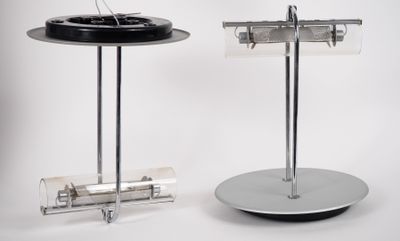 deux types différents d'appareils électroniques exposés