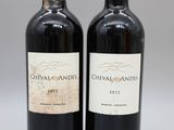 deux bouteilles de vin posées l'une à côté de l'autre sur une table