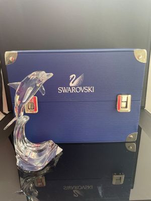 une boîte bleue surmontée d'une statue de dauphin