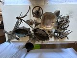 une photo d'un évier sur lequel sont posés de nombreux objets métalliques