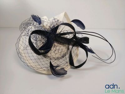 un chapeau noir et blanc orné de plumes