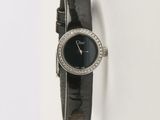 une image d'une montre-bracelet dotée d'une lunette sertie de diamants