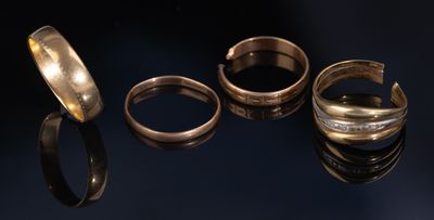 trois types différents de bagues en or sur un fond noir