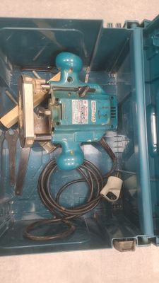 A12 - VOLONTAIRE : Une défonceuse filaire de marque MAKITA m… - Photo 1