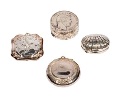 trois objets en argent, dont un coquillage, une pièce de monnaie et un coquillage