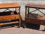 deux petites tables à tiroirs montées sur roulettes