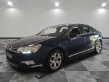la voiture bleue est garée sur un sol en damier dans le garage