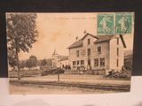 une vieille carte postale représentant une gare