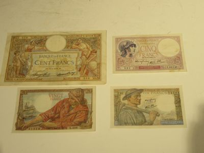 trois types de devises différents exposés sur un mur dans une pièce