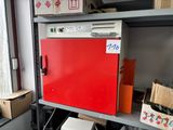 un réfrigérateur rouge posé sur une étagère près d'une fenêtre