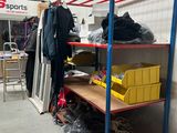 un porte-vêtements sur lequel sont suspendus des vêtements et d'autres objets dans une pièce