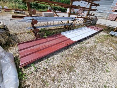 un toit en tôle ondulée rouge, blanche et bleue dans une cour