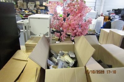 de nombreux cartons qui traînent au milieu d'une pièce