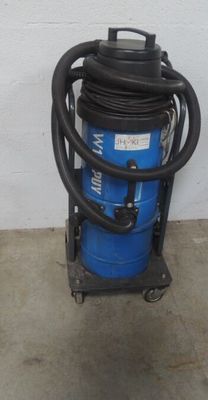 une photo d'un aspirateur bleu et noir posé sur un chariot