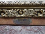 une photo d'une plaque fixée sur le côté d'une table en bois