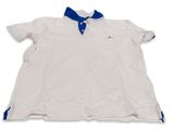 une chemise blanche avec un col bleu sur fond blanc