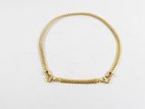 un bracelet en or orné d'une barre