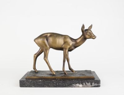 statue d'un cerf sur un socle en marbre, sur fond blanc