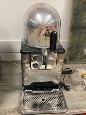 une machine à café posée sur une table
