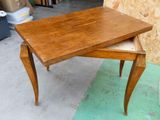 une table en bois surmontée d'un tiroir