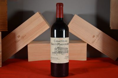 une bouteille de vin posée sur une table