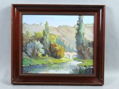 une peinture à l'huile représentant une rivière, avec des arbres et une maison en arrière-plan