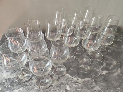 Lot de verres à dégustation, comprenant onze verres coniques…
