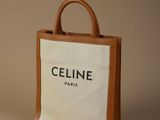 un sac blanc et marron sur lequel est inscrit « Celine Paris »