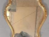 un miroir accroché au mur de la pièce