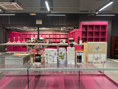 une vitrine en verre au milieu d'un magasin