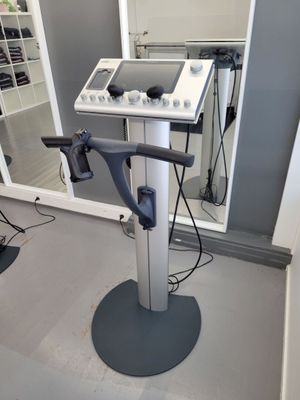 une machine qui se trouve dans une pièce équipée d'un miroir