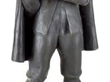 statue d'un homme portant une cape sur la tête et un chapeau sur la tête