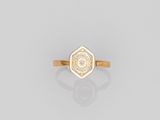 une bague en or avec un diamant serti au centre