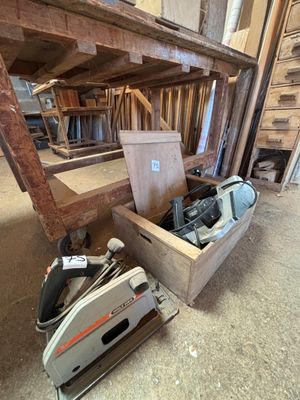 une boîte posée par terre qui contient des outils