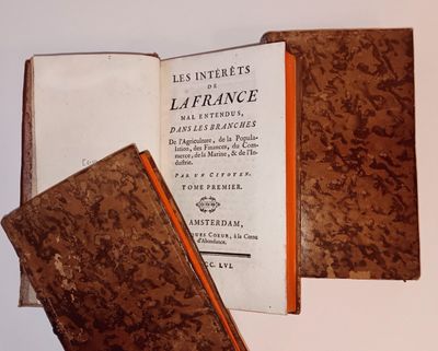 deux vieux livres posés sur une table l'un à côté de l'autre