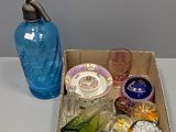 une boîte d'objets assortis posée sur une table
