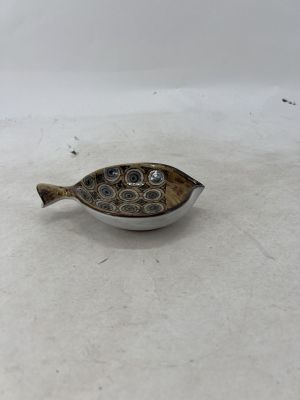 an image of a fish shaped object on a white surface
