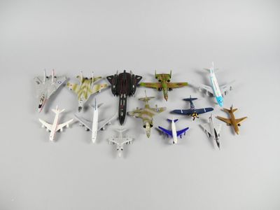 beaucoup d'avions posés sur une surface blanche