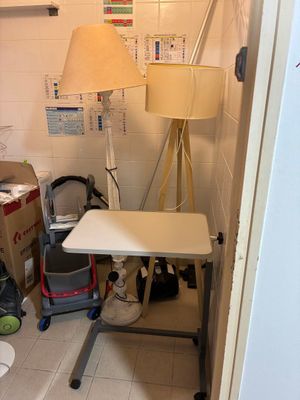 une petite pièce avec une table et une lampe à l'intérieur