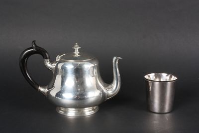 timbale et théière en métal argenté Christofle