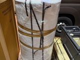 un grand sac posé sur une palette à côté d'un camion