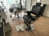 une photo d'un salon avec un fauteuil au milieu de la pièce