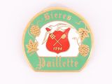 gros plan d'un badge sur une surface blanche
