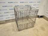 une cage métallique avec un panneau sur le mur en face d'elle