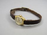 l'image d'une montre-bracelet avec un bracelet en cuir marron