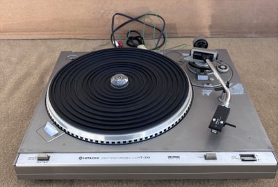 une photo d'une platine posée sur une table près d'un mur