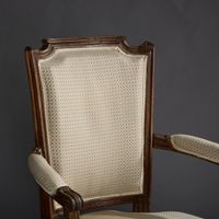 Paire de fauteuils à dossier chapeau de gendarme en noyer mo… (photo 3)