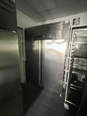 un réfrigérateur en acier inoxydable dans une cuisine professionnelle