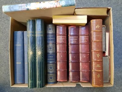 une boîte pleine de livres posée sur le sol